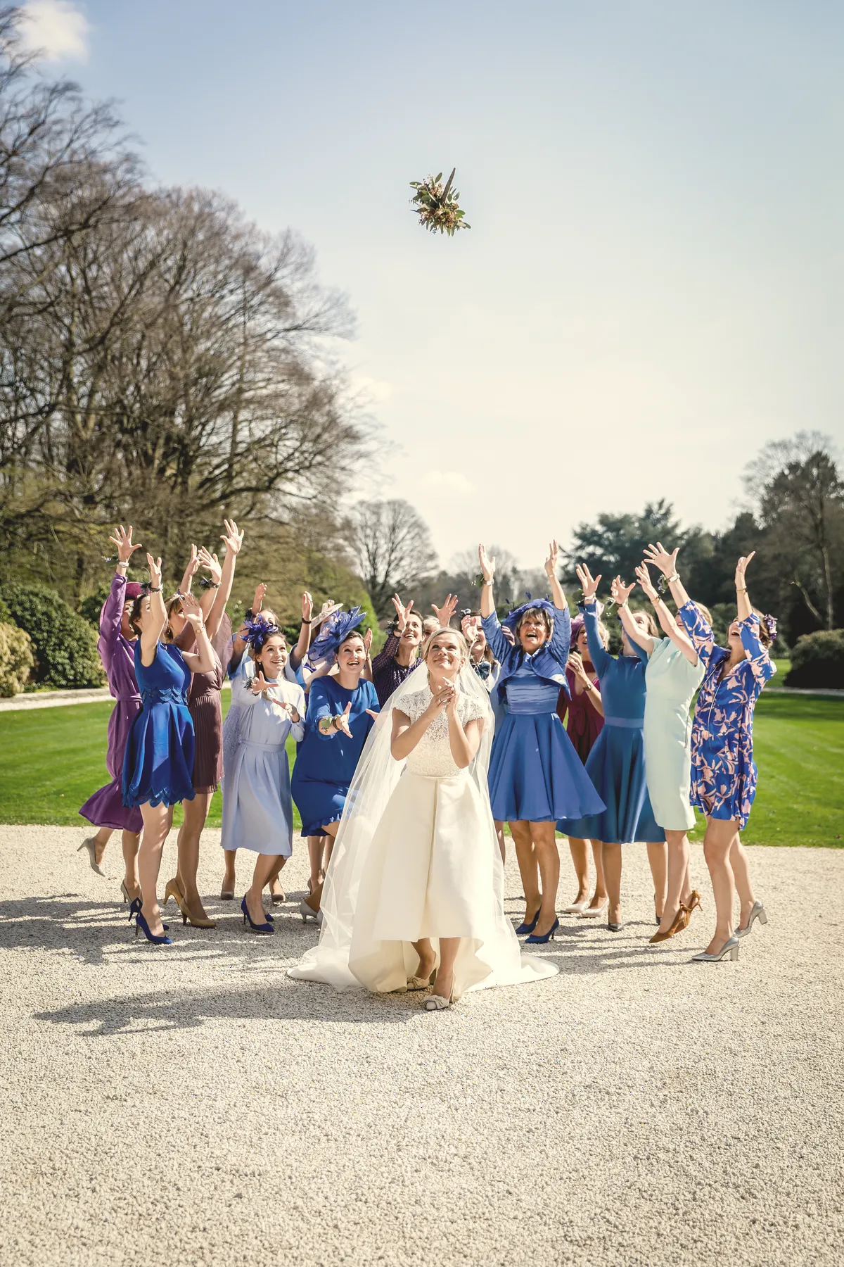 Lancer du bouquet : les invitées bras tendus.