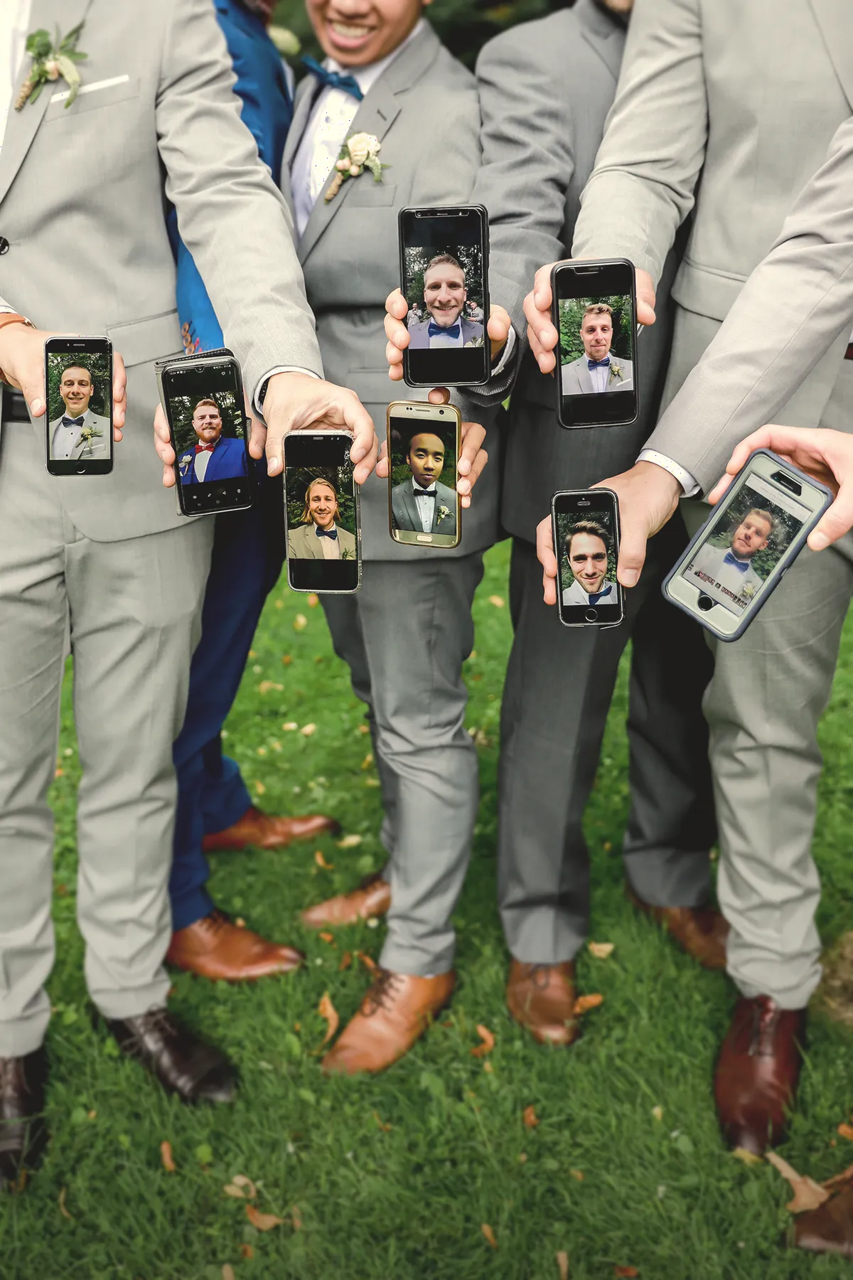 Les témoins tendent leurs téléphones, chacun affichant un selfie.