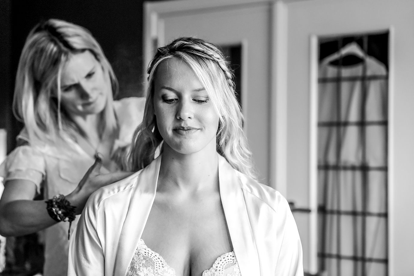 Préparatifs de la mariée en noir et blanc