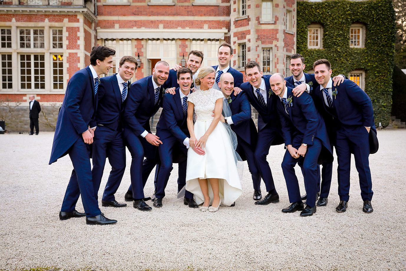 Les mariés et leurs témoins devant le château